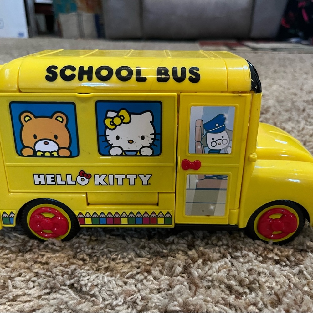 Hello kitty school bus, classroom set. Accessories included! Adorable playset!